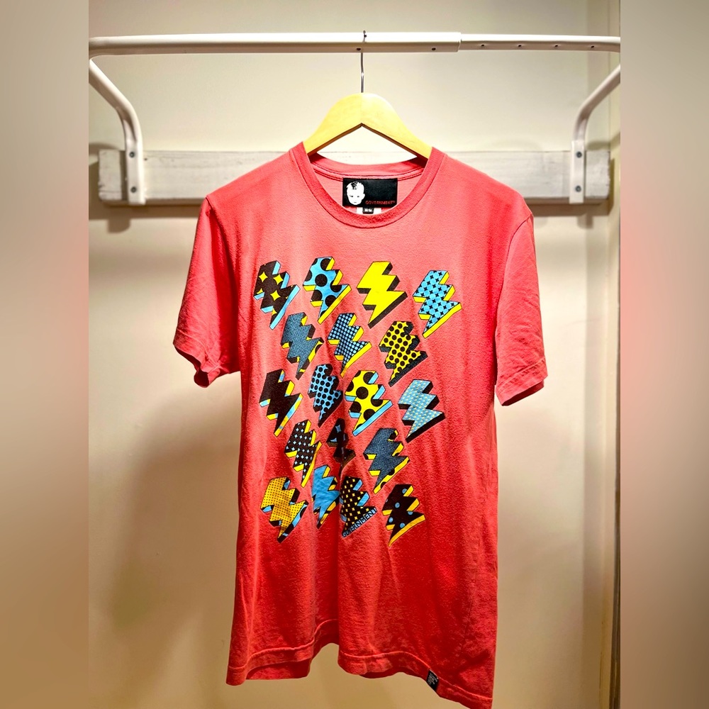 Government Tee with graphic lightning bolts; mens medium